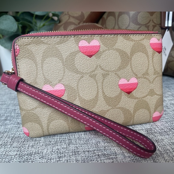 $79COACH Corner Zip Wristlet In Signature Canvas With Strap Heart Print - Picture 4 of 5